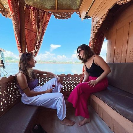 Floating Young Gulshan Houseboat ศรีนาการ์ ภายนอก รูปภาพ
