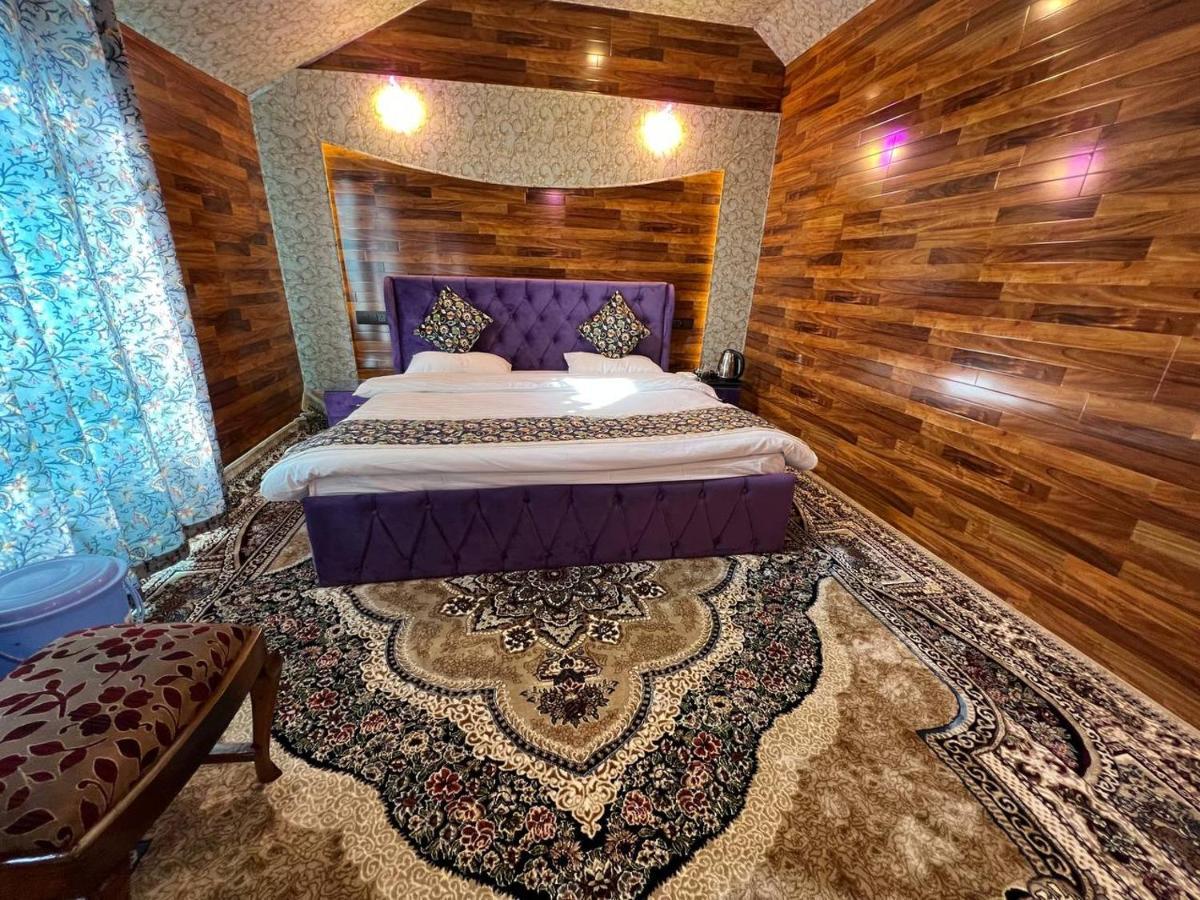 Floating Young Gulshan Houseboat ศรีนาการ์ ภายนอก รูปภาพ