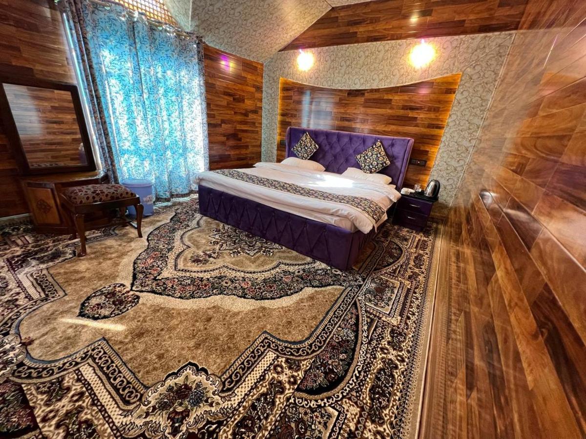 Floating Young Gulshan Houseboat ศรีนาการ์ ภายนอก รูปภาพ