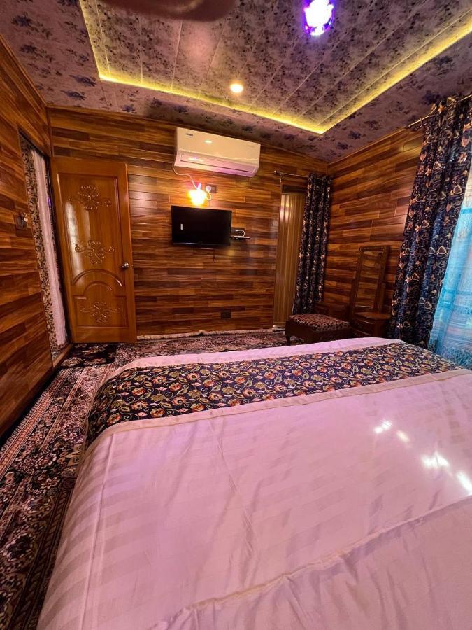 Floating Young Gulshan Houseboat ศรีนาการ์ ภายนอก รูปภาพ