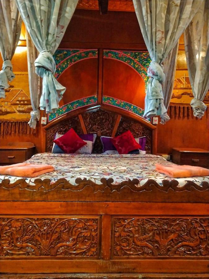 Floating Young Gulshan Houseboat ศรีนาการ์ ภายนอก รูปภาพ