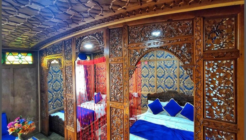 Floating Young Gulshan Houseboat ศรีนาการ์ ภายนอก รูปภาพ