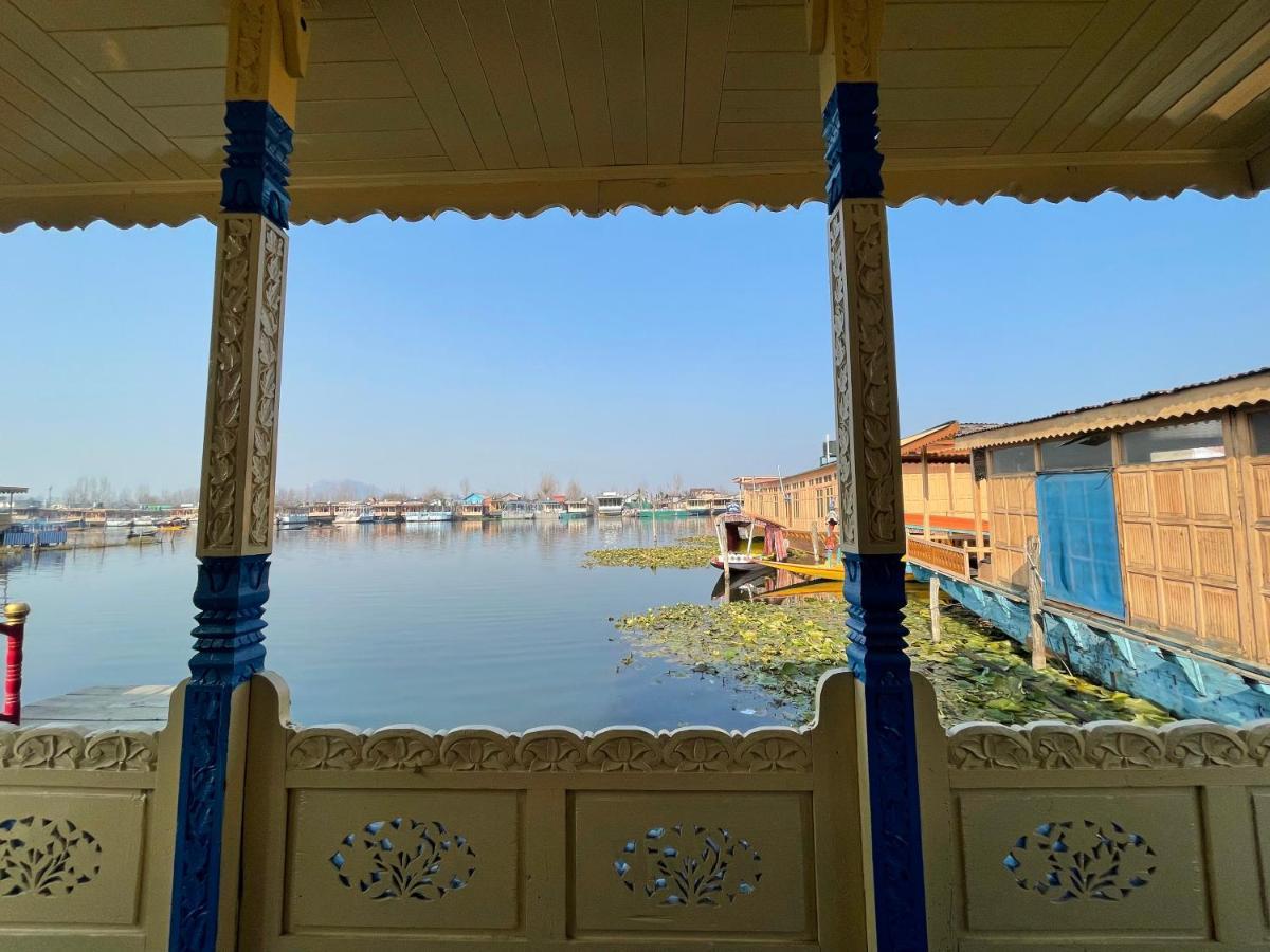 Floating Young Gulshan Houseboat ศรีนาการ์ ภายนอก รูปภาพ