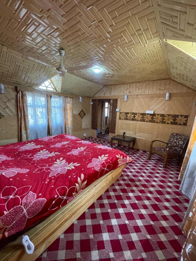 Floating Young Gulshan Houseboat ศรีนาการ์ ภายนอก รูปภาพ