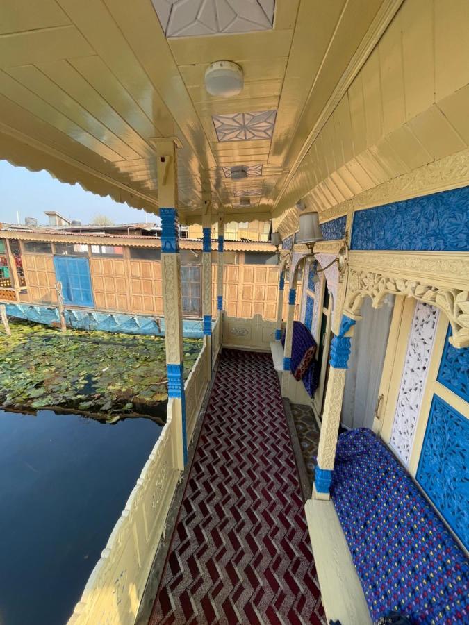 Floating Young Gulshan Houseboat ศรีนาการ์ ภายนอก รูปภาพ