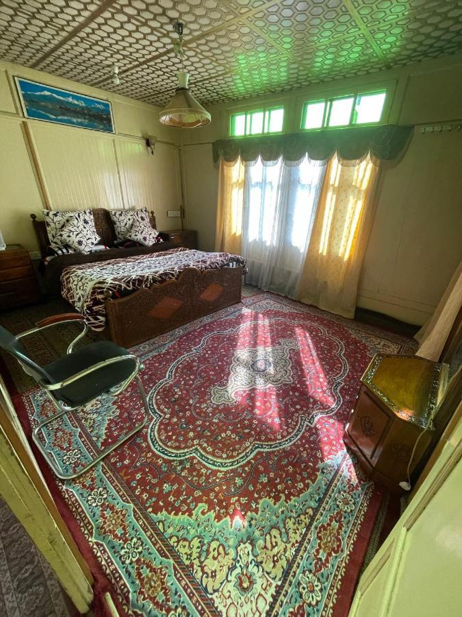 Floating Young Gulshan Houseboat ศรีนาการ์ ภายนอก รูปภาพ