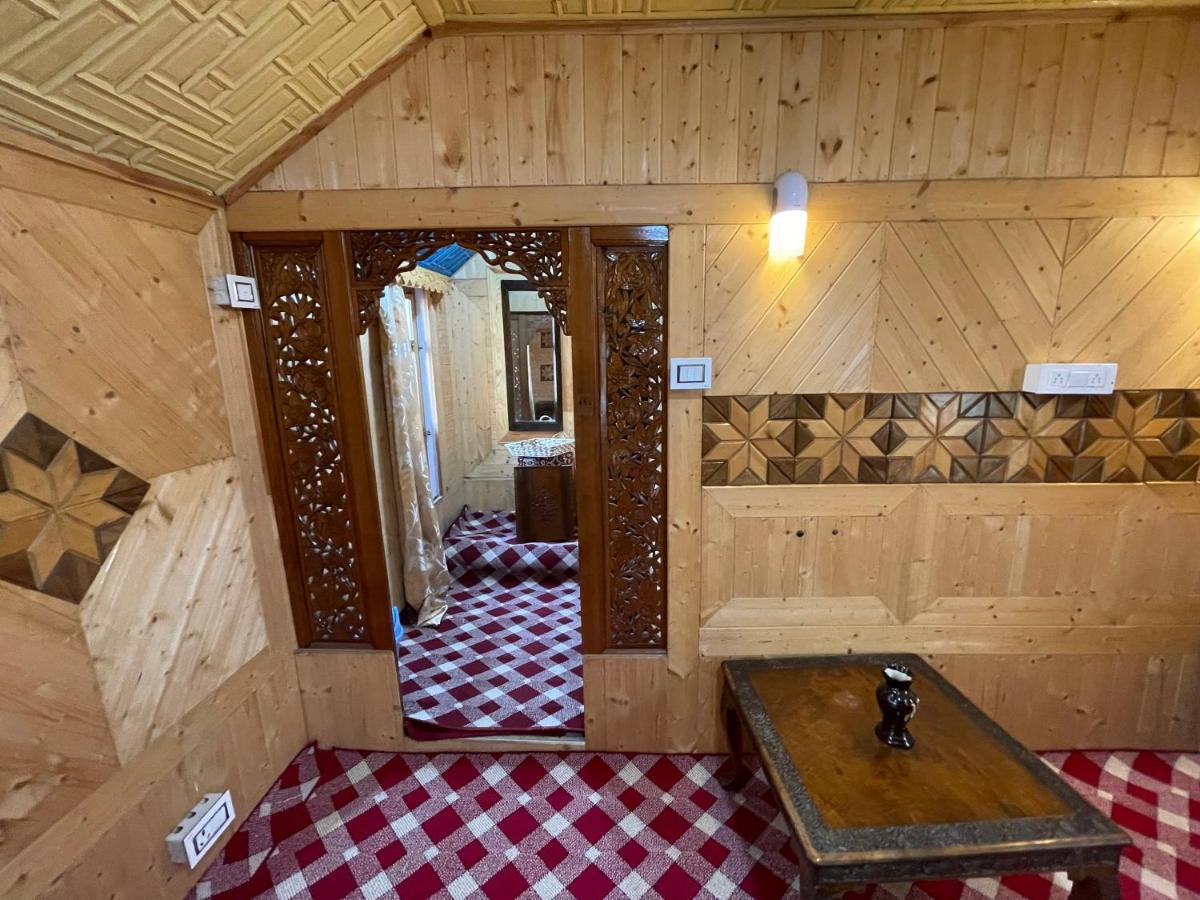 Floating Young Gulshan Houseboat ศรีนาการ์ ภายนอก รูปภาพ