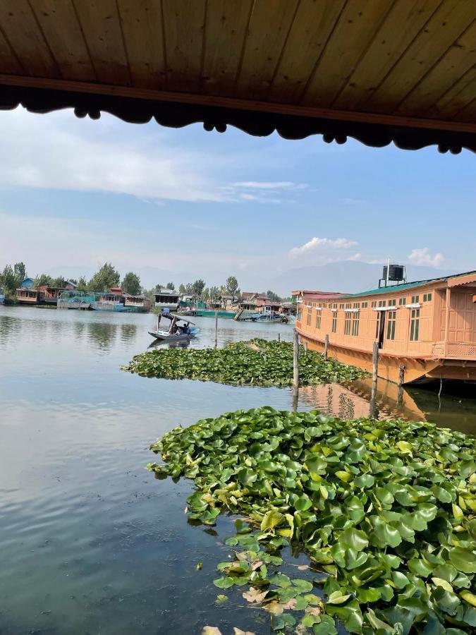 Floating Young Gulshan Houseboat ศรีนาการ์ ภายนอก รูปภาพ
