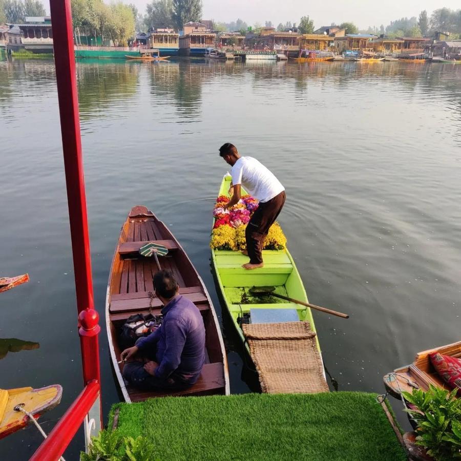 Floating Young Gulshan Houseboat ศรีนาการ์ ภายนอก รูปภาพ
