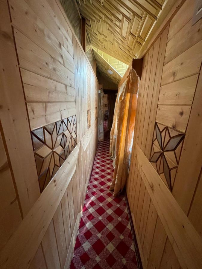 Floating Young Gulshan Houseboat ศรีนาการ์ ภายนอก รูปภาพ