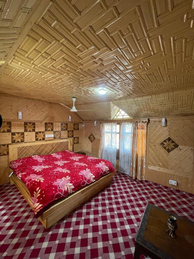Floating Young Gulshan Houseboat ศรีนาการ์ ภายนอก รูปภาพ