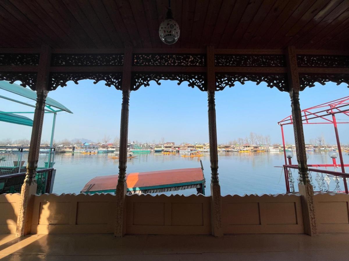 Floating Young Gulshan Houseboat ศรีนาการ์ ภายนอก รูปภาพ