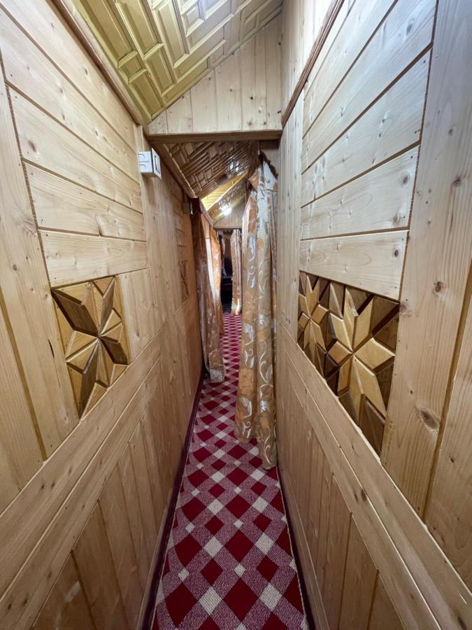 Floating Young Gulshan Houseboat ศรีนาการ์ ภายนอก รูปภาพ