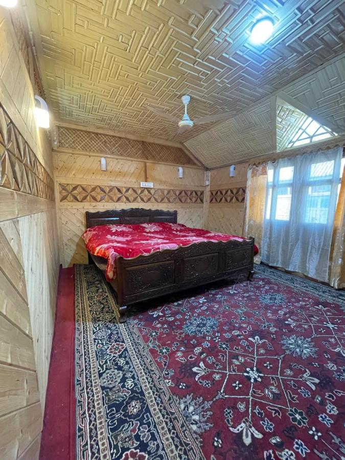 Floating Young Gulshan Houseboat ศรีนาการ์ ภายนอก รูปภาพ