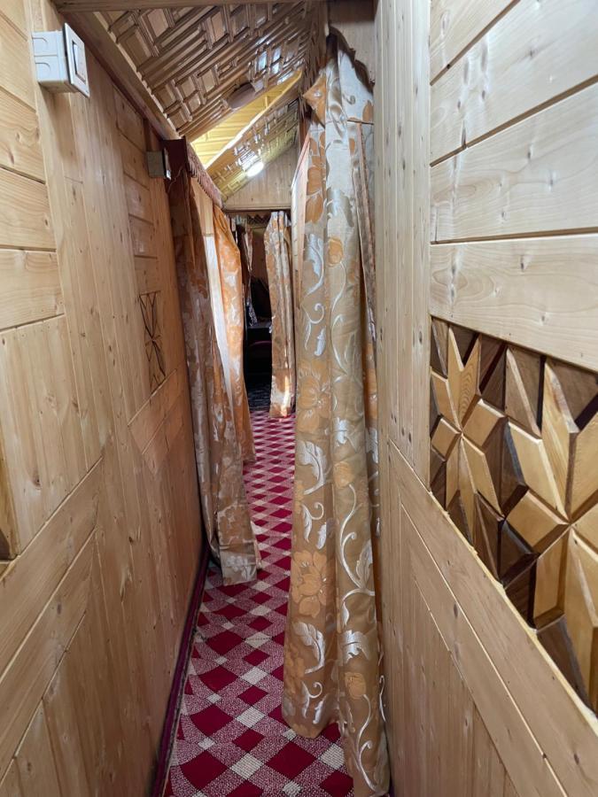 Floating Young Gulshan Houseboat ศรีนาการ์ ภายนอก รูปภาพ