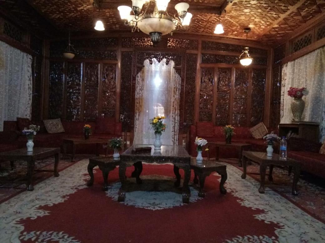 Floating Young Gulshan Houseboat ศรีนาการ์ ภายนอก รูปภาพ