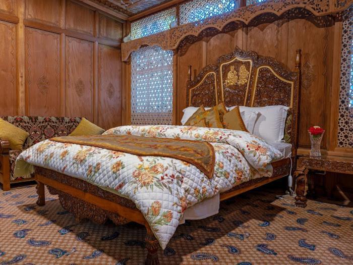 Floating Young Gulshan Houseboat ศรีนาการ์ ภายนอก รูปภาพ