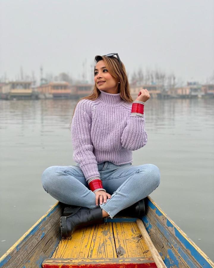 Floating Young Gulshan Houseboat ศรีนาการ์ ภายนอก รูปภาพ