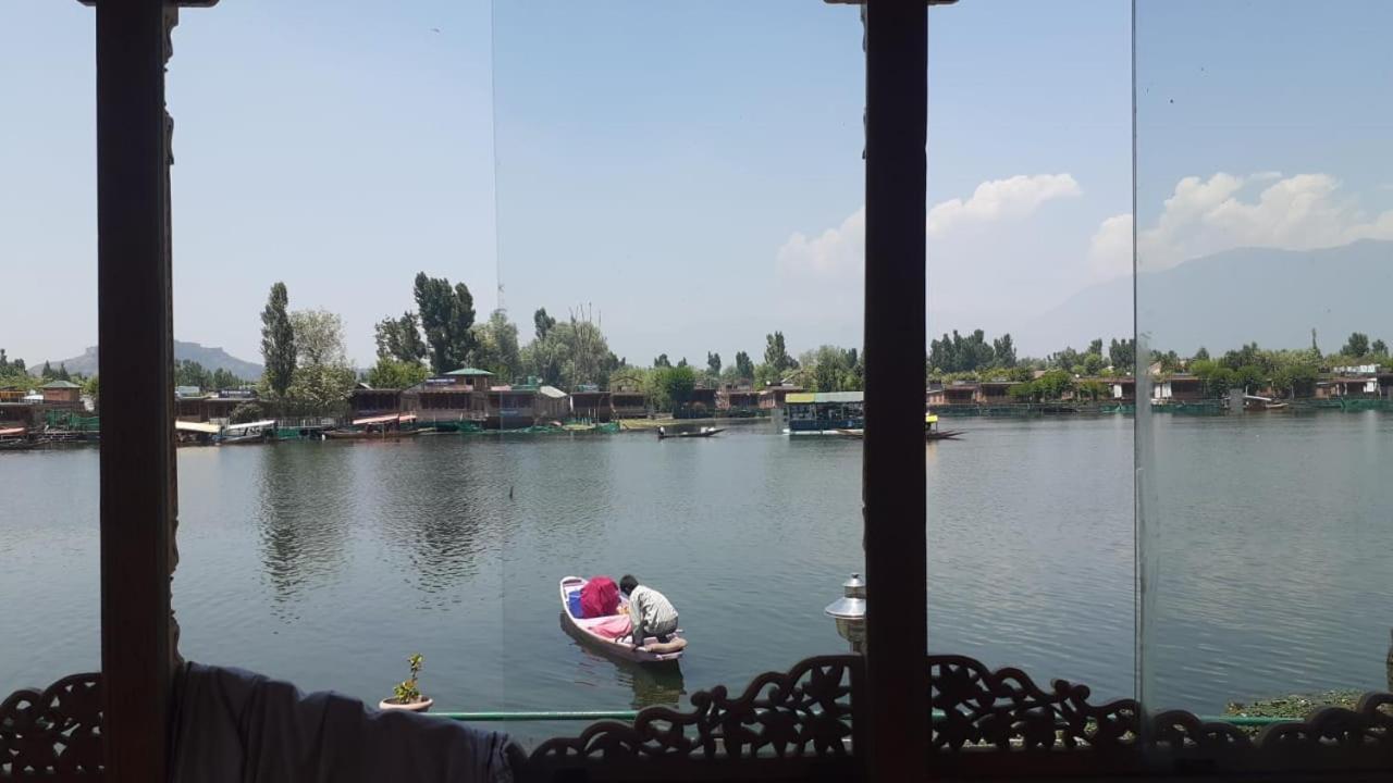 Floating Young Gulshan Houseboat ศรีนาการ์ ภายนอก รูปภาพ