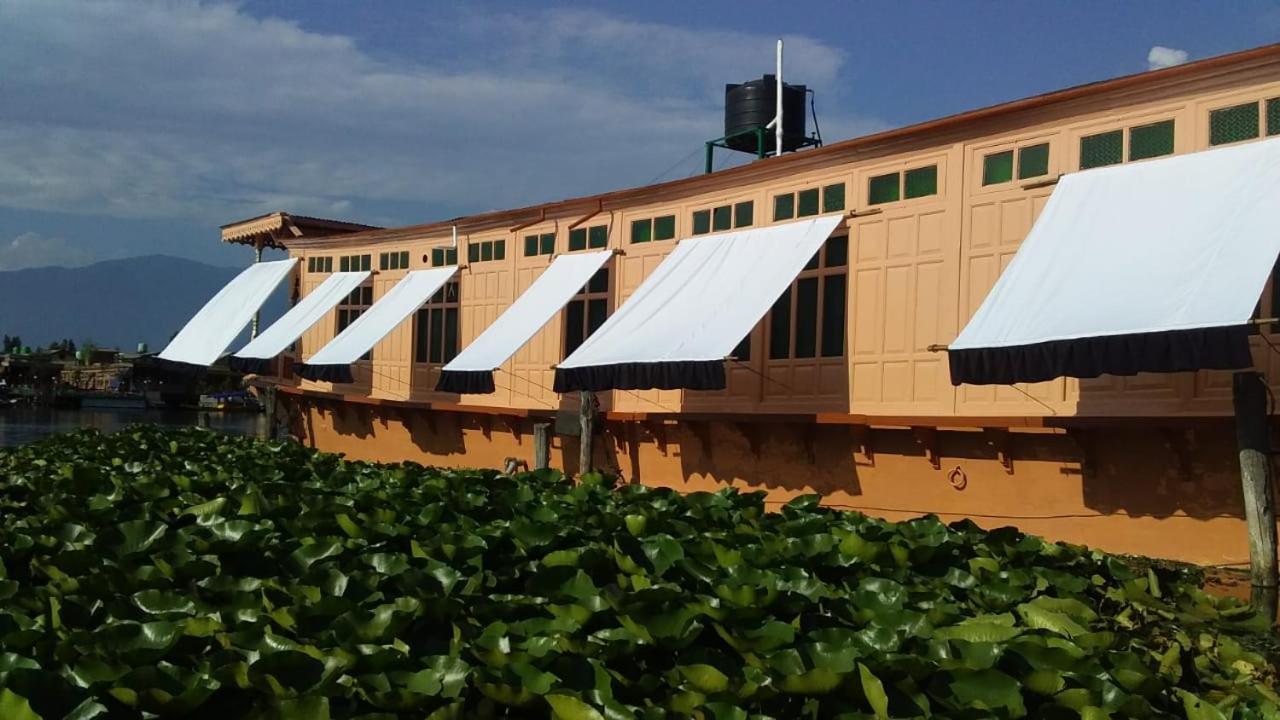 Floating Young Gulshan Houseboat ศรีนาการ์ ภายนอก รูปภาพ